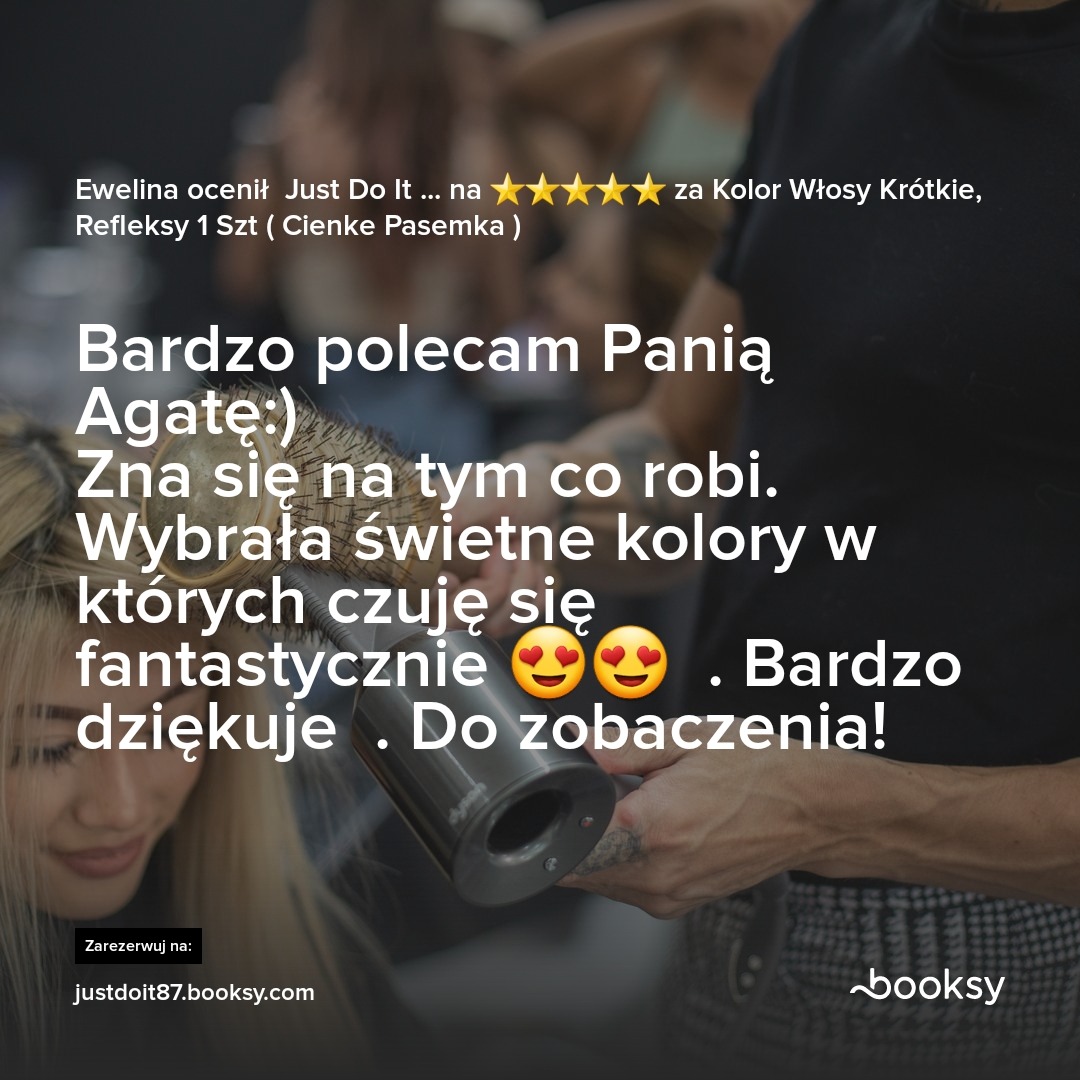 Polecenie koloryzacji włosów krótkich z refleksami cienkimi pasemkami, zadowolona klientka poleca Panią Agatę, w tle fryzjer z suszarką do włosów.