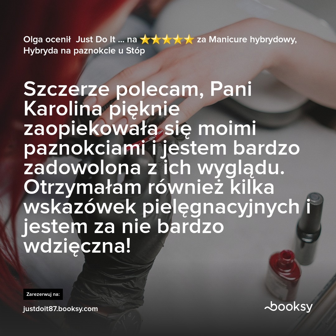 Recenzja klienta po zabiegu manicure hybrydowego, widoczne dłonie w czarnych rękawiczkach, buteleczki lakierów i tekst pochwalny.