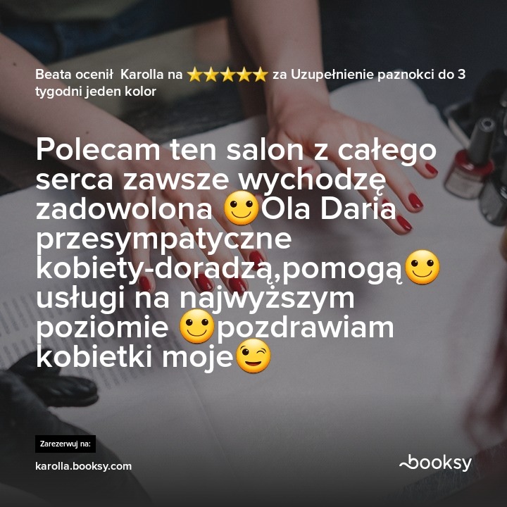 Dłonie z czerwonym manicure na tle opinii o salonie kosmetycznym, widoczne lakiery do paznokci.