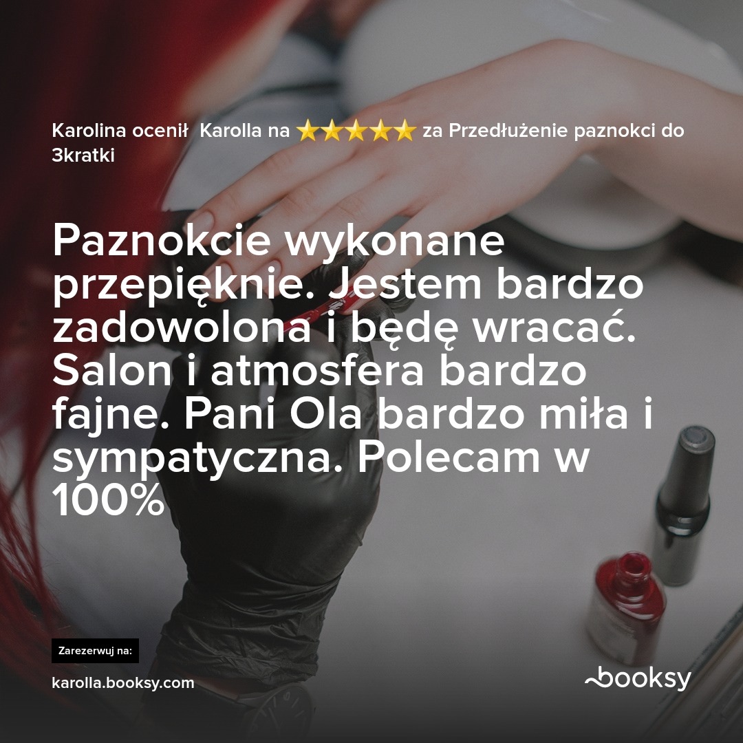 Zdjęcie dłoni w czarnej rękawiczce w trakcie wykonywania manicure, obok buteleczki lakieru do paznokci, na zdjęciu widoczna opinia klientki na temat wykonanej usługi.