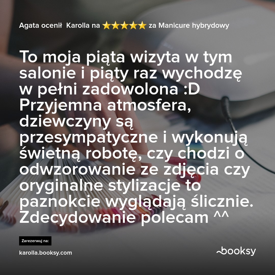 Opinia klientki o manicure hybrydowym z pięcioma gwiazdkami, pochwała przyjemnej atmosfery i profesjonalizmu personelu salonu, z widocznymi wzornikami kolorów lakierów do paznokci.