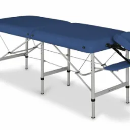 Niebieski, składany stół do masażu z regulowanym zagłówkiem i półką na ręce, na srebrnym stelażu, widoczny z boku, na białym tle.