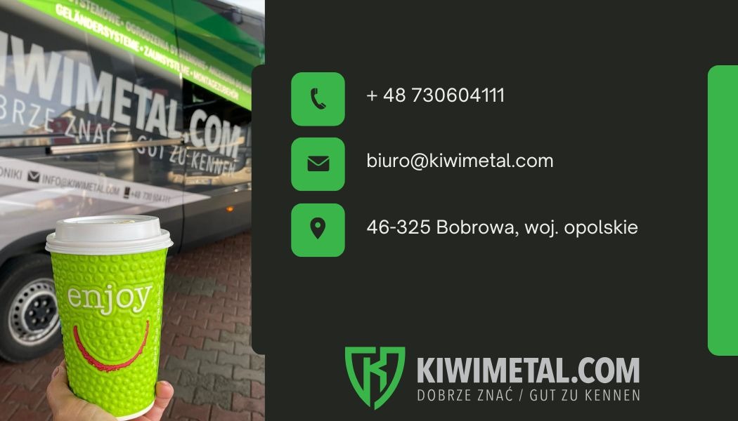 Papierowy kubek z uśmiechem i napisem 'enjoy' trzymany w dłoni na tle firmowego busa z nazwą 'KIWIMETAL.COM' oraz danymi kontaktowymi i adresem firmy.