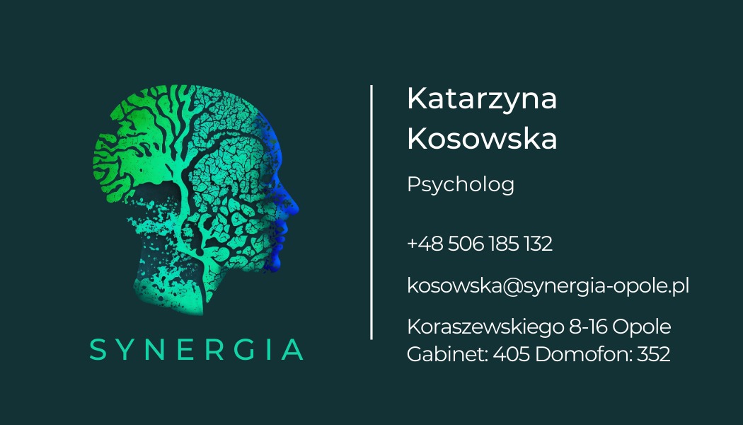 Logo firmy Synergia z sylwetką głowy wypełnioną zielono-niebieską strukturą przypominającą drzewo, obok dane kontaktowe Katarzyny Kosowskiej, psychologa.