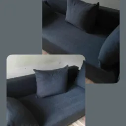 Por&oacute;wnanie dw&oacute;ch ujęć szarej kanapy z poduszkami: g&oacute;rne 'przed praniem', dolne 'po praniu', ukazujące r&oacute;żnicę w odcieniu i czystości tapicerki.