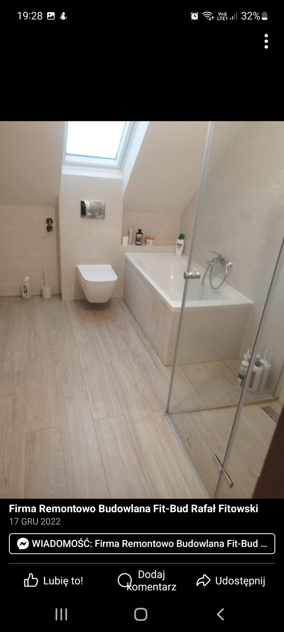 Jasna łazienka na poddaszu z oknem dachowym, kabiną prysznicową typu walk-in, podwieszaną toaletą i wanną obudowaną płytkami w kolorze podłogi.