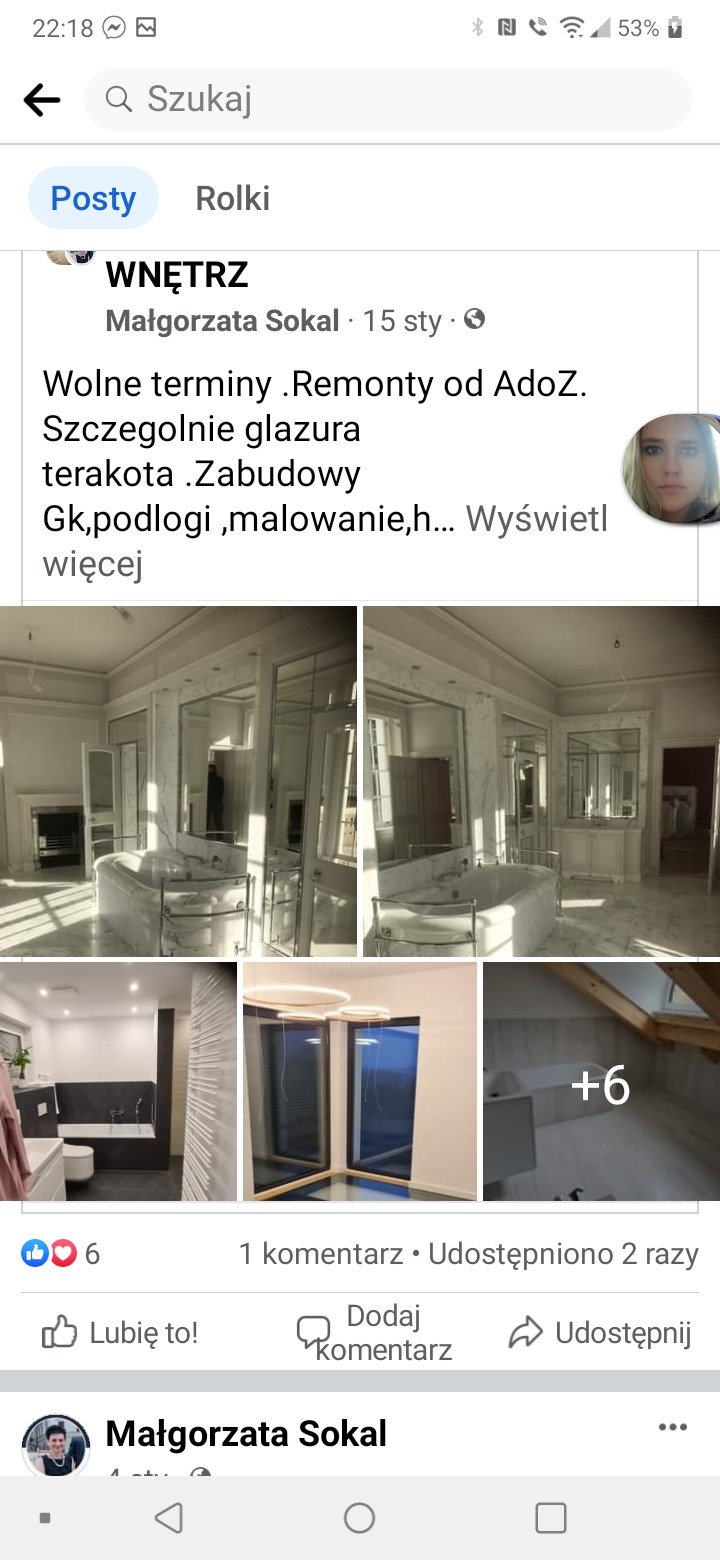 Wnętrze luksusowej łazienki z marmurową wanną wolnostojącą, zabudową z lustrami i podłogą wyłożoną marmurem, w jasnym oświetleniu.