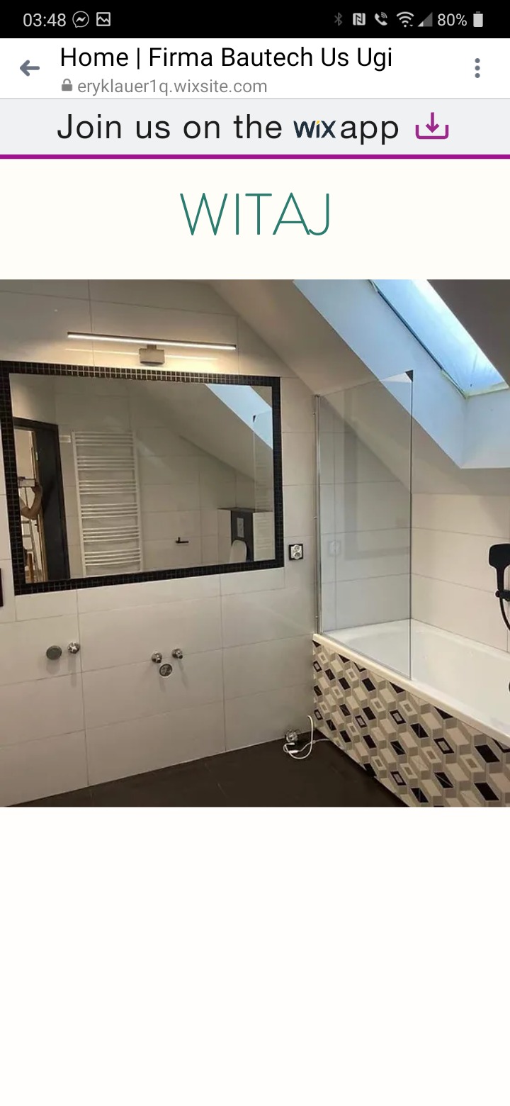 Nowoczesna łazienka na poddaszu z dużym lustrem w czarnej ramie, kabiną prysznicową ze szklanymi drzwiami i biało-czarną mozaiką na obudowie wanny.