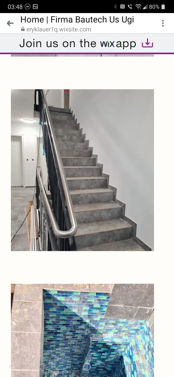 Betonowe schody z metalową balustradą w jasnym wnętrzu, widoczne przygotowane do montażu płyty oraz fragment basenu wyłożonego mozaiką w odcieniach niebieskiego i zieleni.