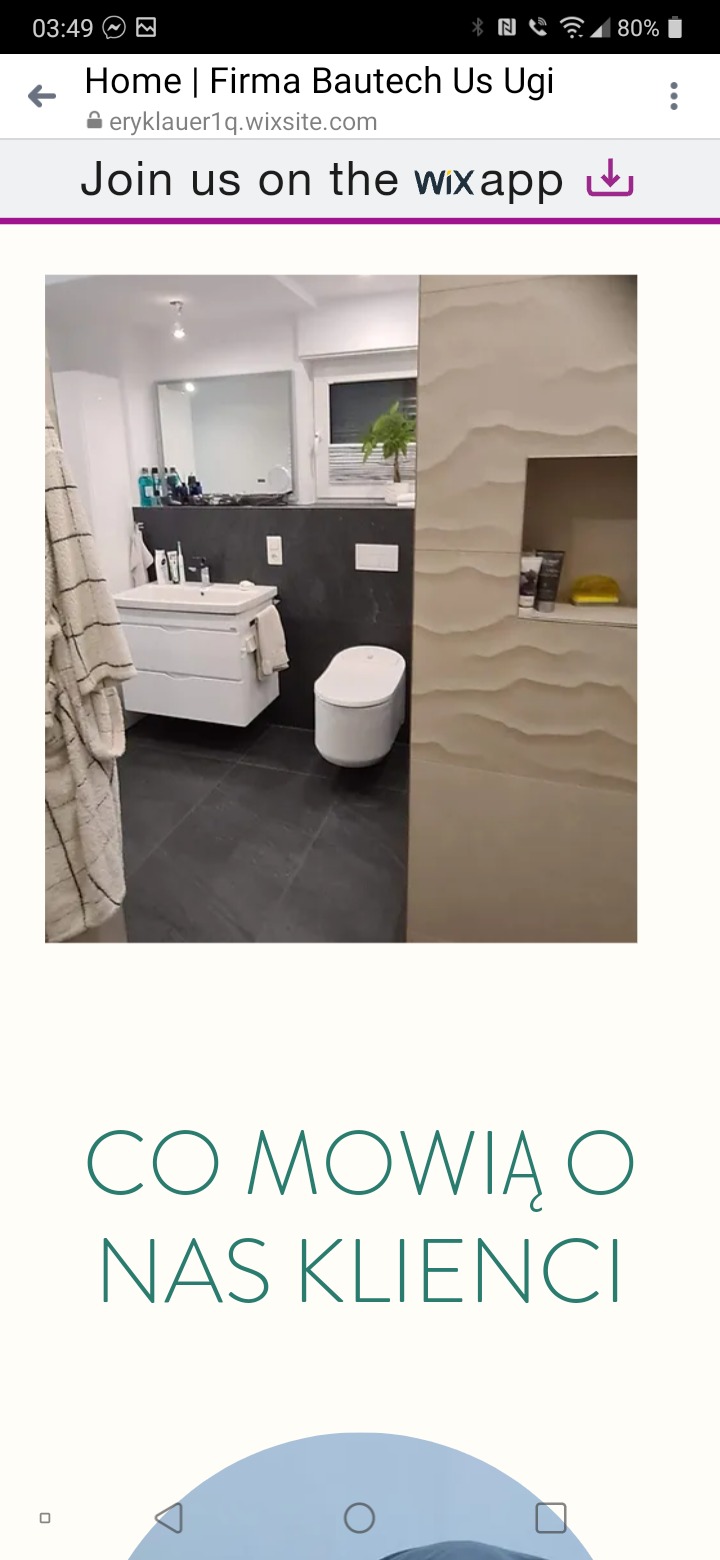 Nowoczesna łazienka z czarną ścianą, wiszącą toaletą i umywalką na szafce, dekoracyjna ściana z efektem falowania, roślina w oknie.