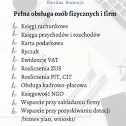 Biuro rachunkowe Ewelina Stańczyk: oferta usług na białym tle z filiżanką kawy, okularami i smartfonem, widok z góry.