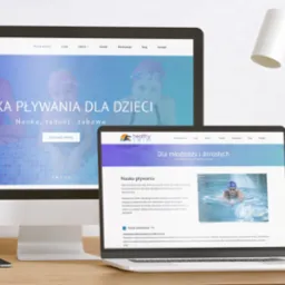 Responsywna strona internetowa szkoły pływania 'Healthy Swim' wyświetlana na monitorze, laptopie i smartfonie, prezentująca ofertę zajęć dla dzieci i dorosłych, z widocznym logo i nawigacją.