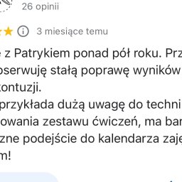 Trener personalny Patryk Piotrowski - Zrzut ekranu pozytywnej opinii klienta o treningach z Patrykiem, podkreślający poprawę wyników i elastyczne podejście do grafiku zajęć.