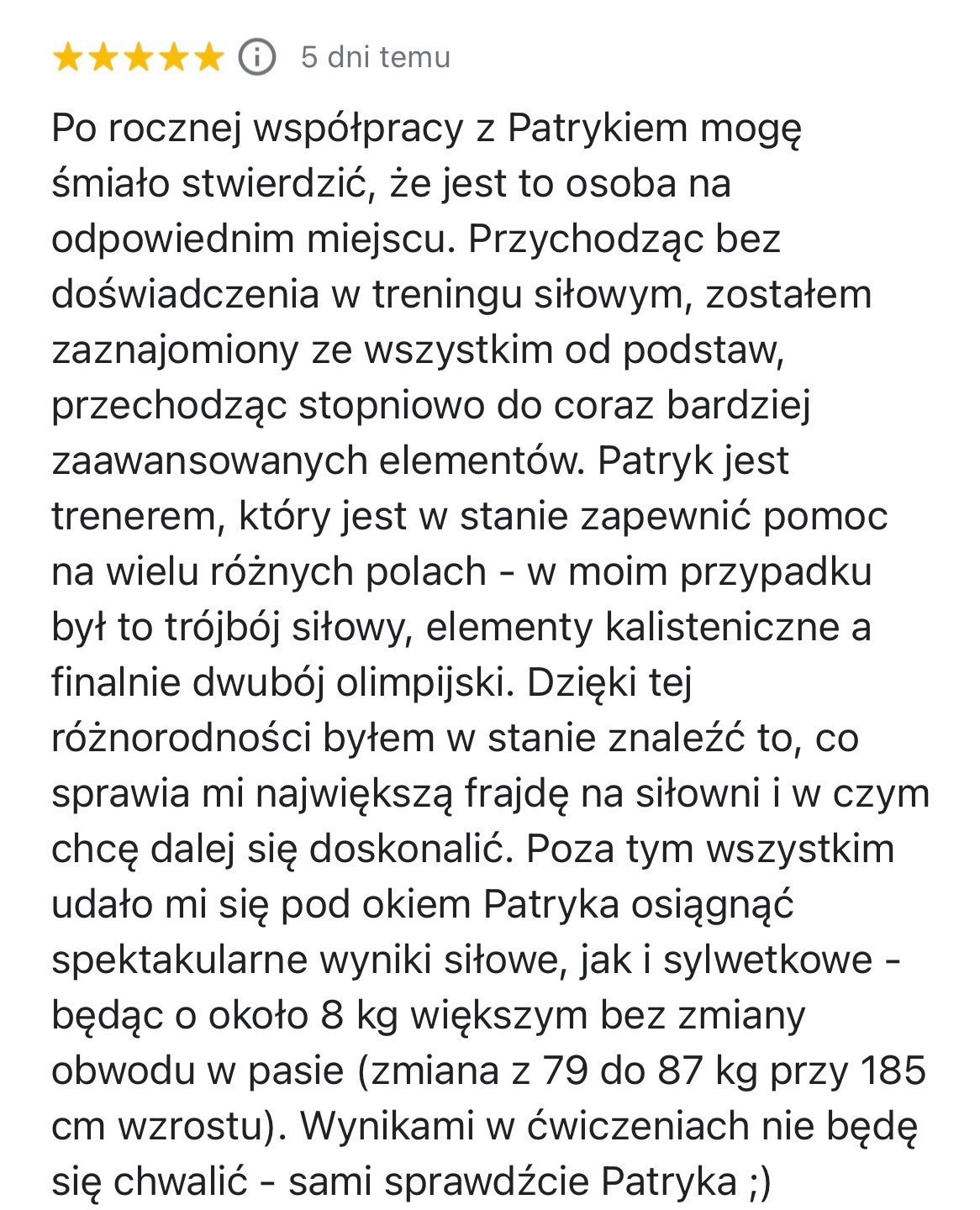 Opinia klienta o rocznej współpracy, chwaląca trenera za pomoc w trójboju siłowym, kalistenice i dwuboju olimpijskim, podkreślając spektakularne wyniki siłowe i sylwetkowe.