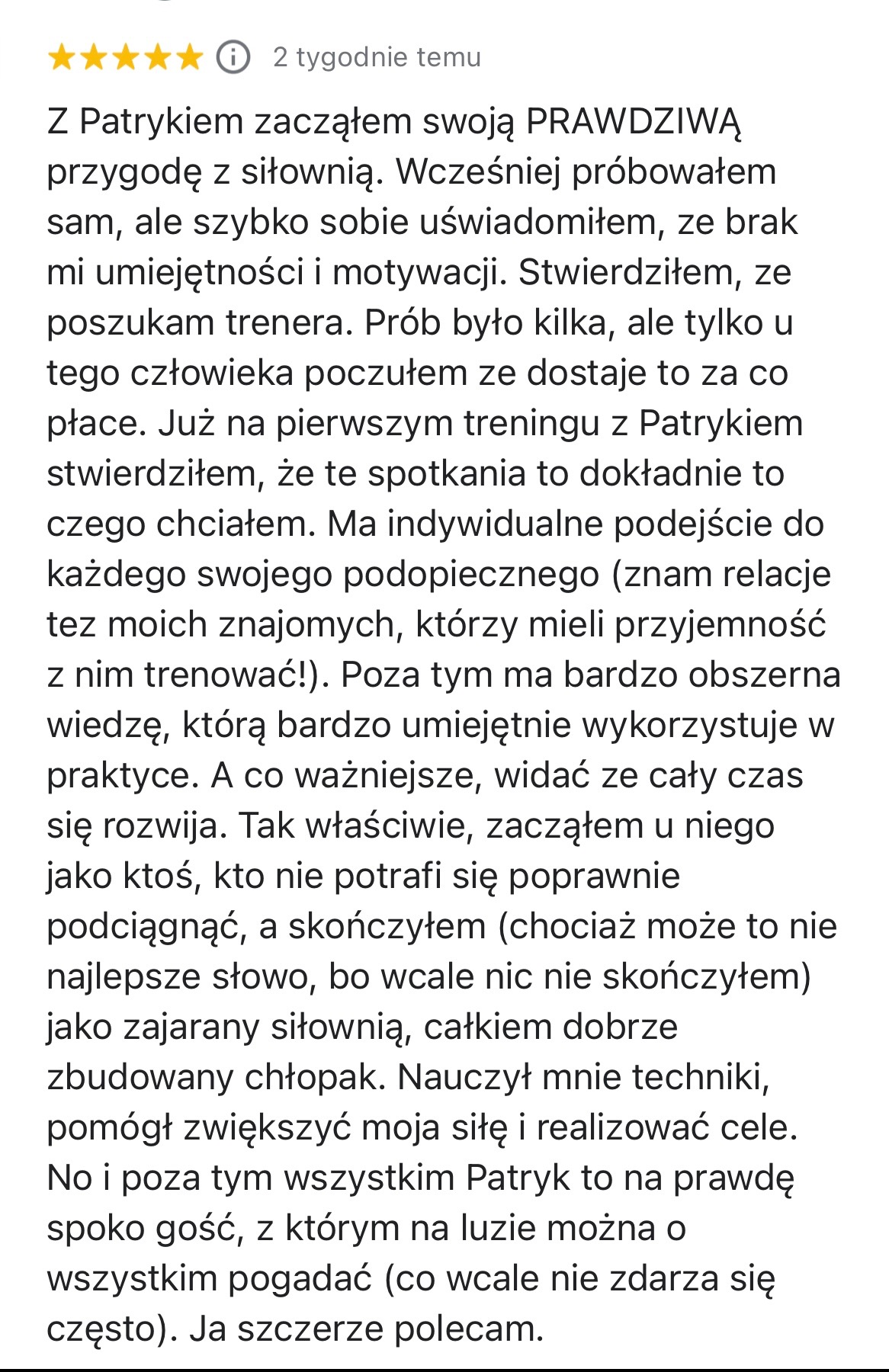 Tekst recenzji klienta opisujący pozytywne doświadczenia z trenerem personalnym Patrykiem, podkreślający indywidualne podejście, obszerną wiedzę i efektywność treningów na siłowni.