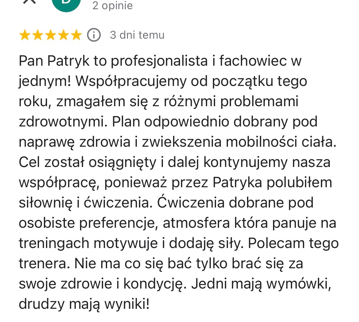 Zrzut ekranu pozytywnej recenzji klienta na temat współpracy z trenerem, z oceną pięciu gwiazdek i informacją o dacie publikacji.