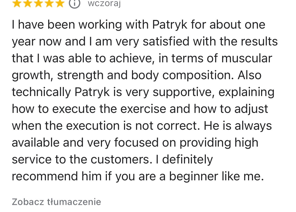 Tekst opinii klienta z pięcioma gwiazdkami, polecający współpracę z Patrykiem w zakresie treningu, podkreślający wzrost mięśni, siłę i poprawę kompozycji ciała, a także wsparcie techniczne...