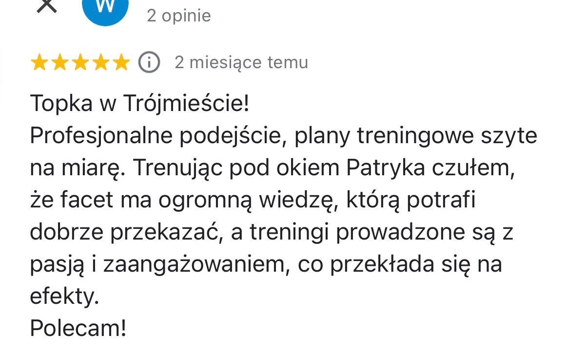 Opinia klienta z pięcioma gwiazdkami o profesjonalnym podejściu, planach treningowych szytych na miarę i treningach prowadzonych z pasją.