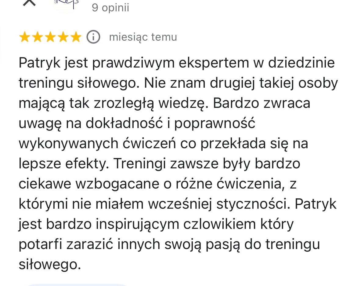 Pozytywna opinia klienta o trenerze Patryku, podkreślająca jego wiedzę, dbałość o poprawność ćwiczeń i inspirującą pasję do treningu siłowego, widoczna na zrzucie ekranu.