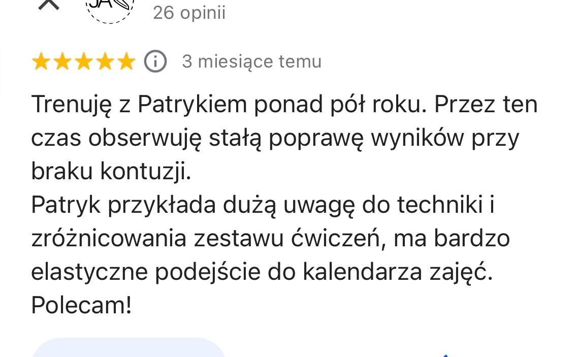 Zrzut ekranu pozytywnej opinii klienta o treningach z Patrykiem, podkreślający poprawę wyników i elastyczne podejście do grafiku zajęć.