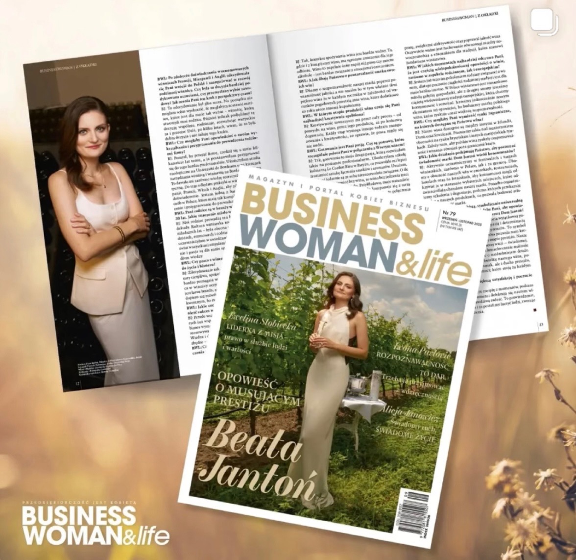 Kadr z magazynu 'Business Woman&Life': kobieta w jasnym stroju na tle butelek wina i okładka magazynu z jej wizerunkiem w sukni na tle winnicy.