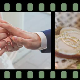 Zbliżenie dłoni panny młodej z pierścionkiem zaręczynowym, nakładającej obrączkę na palec pana młodego, obok dekoracyjne obrączki ślubne na drewnianej podstawce.