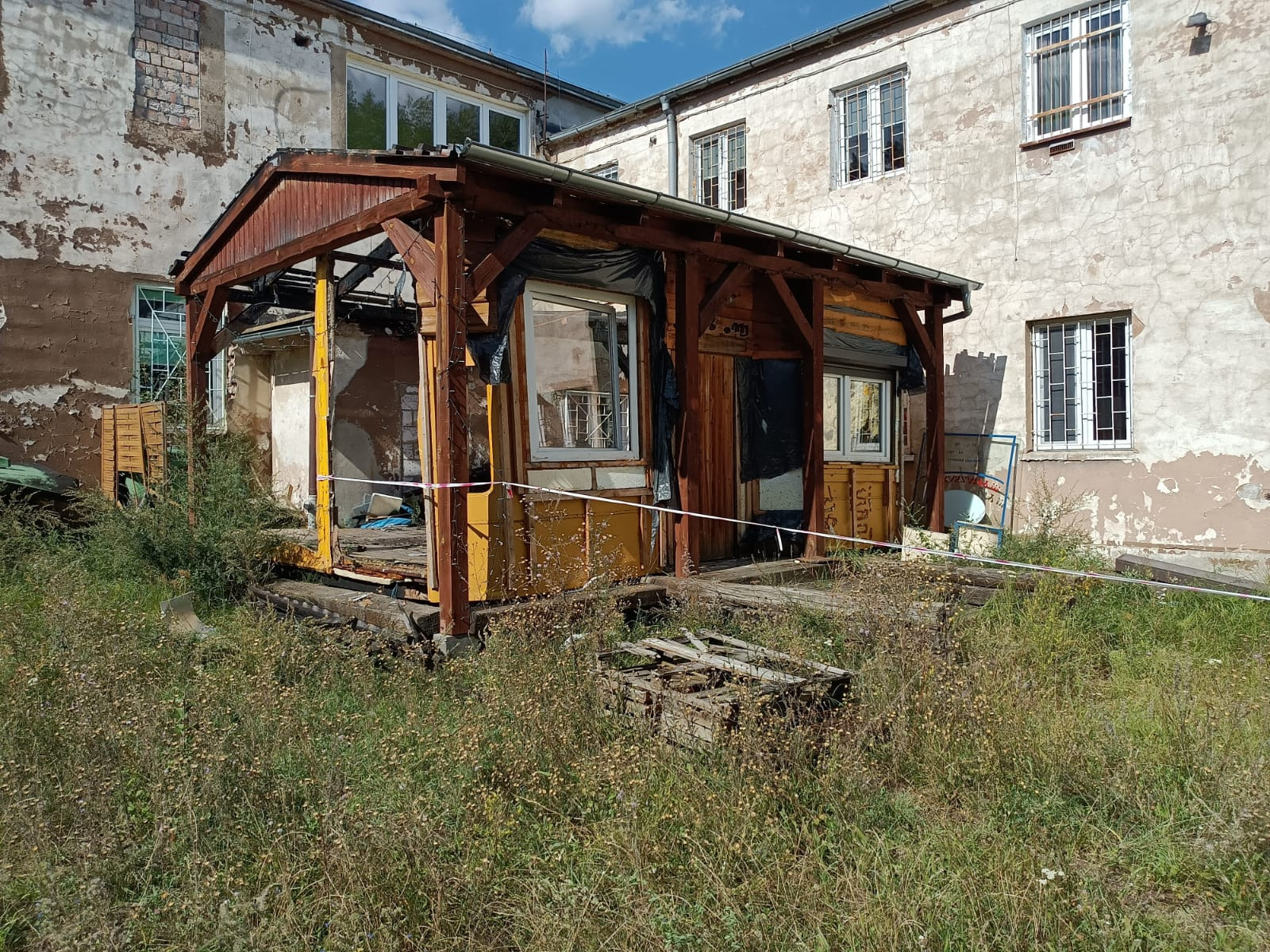 Klientowi zależało na usunięciu altanki oraz uprzątnięciu terenu.