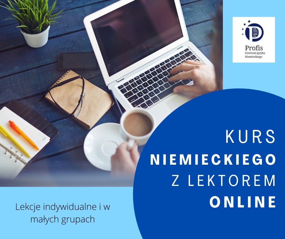 Osoba pisząca na laptopie z filiżanką kawy, notatnikiem, długopisami i rośliną na biurku z napisem 'Kurs Niemieckiego z lektorem online'.