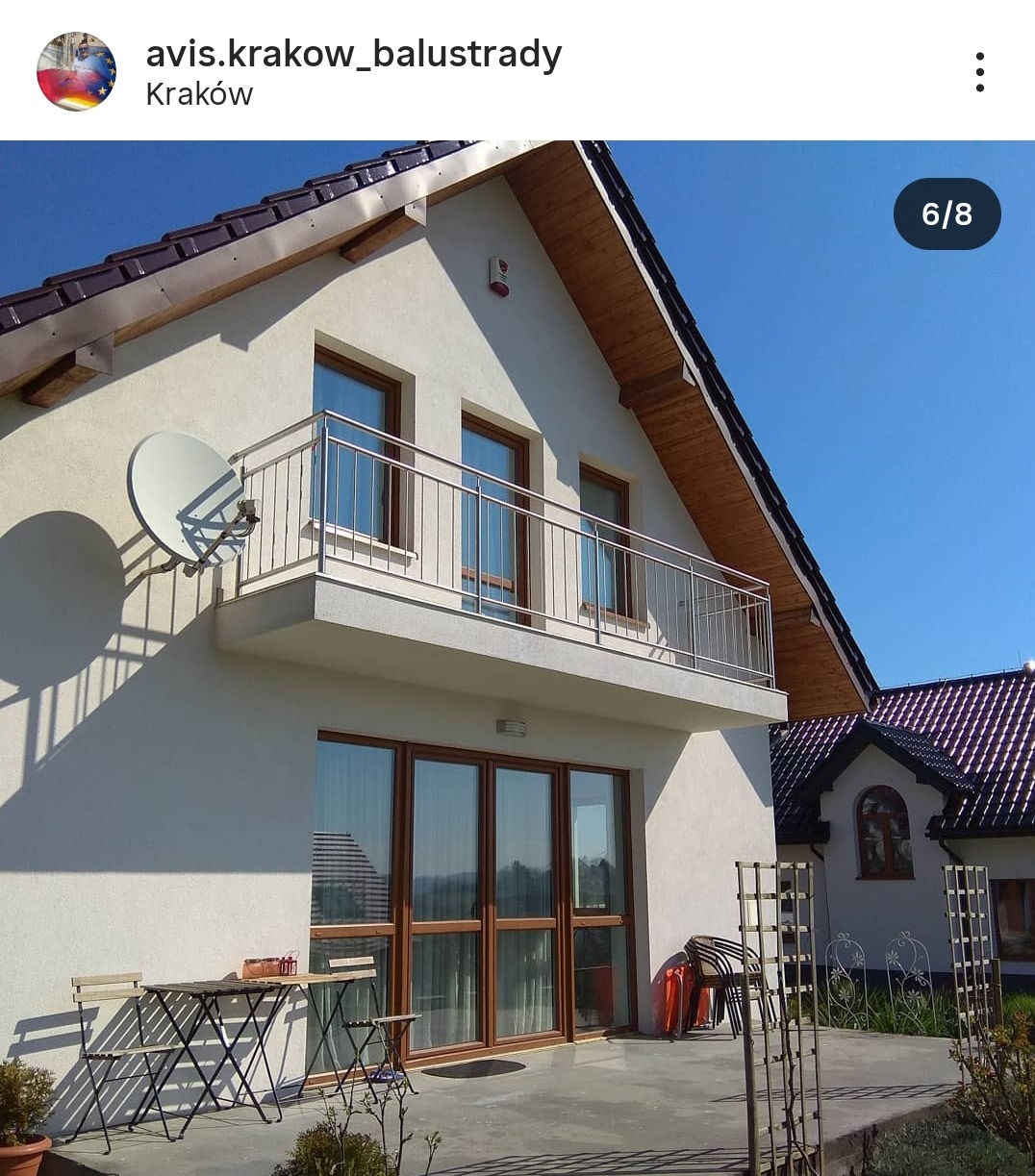 Balkon z prostą, metalową balustradą na tle jasnej elewacji domu jednorodzinnego z anteną satelitarną.