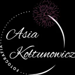 Logo firmy fotograficznej Asia Koltunowicz z stylizowanym fajerwerkiem i okrągłym napisem FOTOGRAFIA.