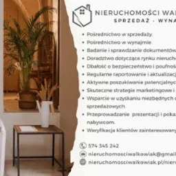 Grafika reklamowa agencji nieruchomości: nowoczesne wnętrze z dekoracyjnym drewnem, minimalistycznym stolikiem i roślinami w tle, po prawej lista usług i dane kontaktowe.