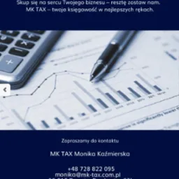 Kalkulator, długopis i wykres słupkowy na dokumencie, prezentujące analizę finansową, z tekstem reklamowym firmy MK TAX.