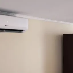 Biały klimatyzator marki Hisense zamontowany na ścianie w pokoju z beżową ścianą, ozdobnym gzymsem sufitowym i meblami w tle.