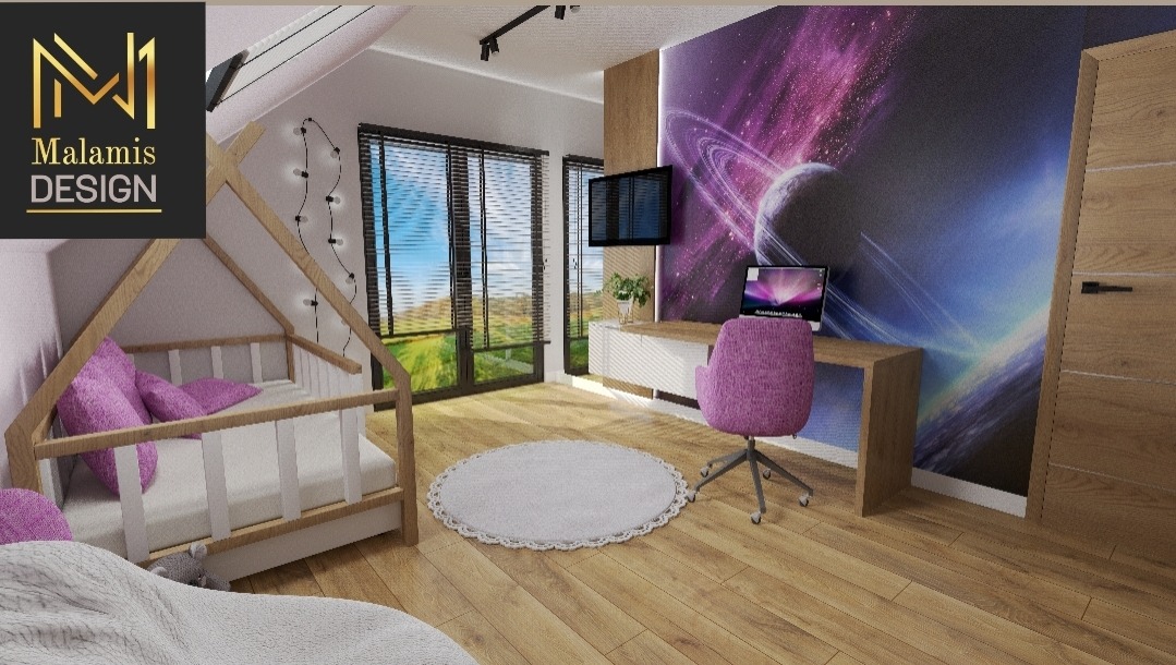 Pokój dziecięcy na poddaszu z łóżkiem w kształcie domku, biurkiem, fotelem na kółkach i tapetą kosmiczną, oświetlony światłem dziennym z okna.