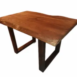 Niewielki stolik kawowy z blatem z litego drewna o nieregularnych krawędziach i ciemnych, metalowych nogach w kształcie litery V, na białym tle.