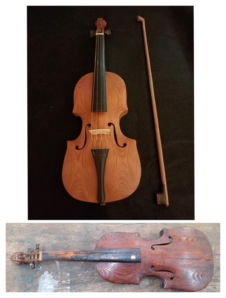 Dwie drewniane repliki skrzypiec, jedna jasna z smyczkiem na czarnym tle, druga ciemniejsza z widocznymi śladami użytkowania na drewnianym podłożu.