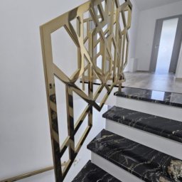 Balustrada z stali nierdzewnej, polerowana i lakierowana na złoto 