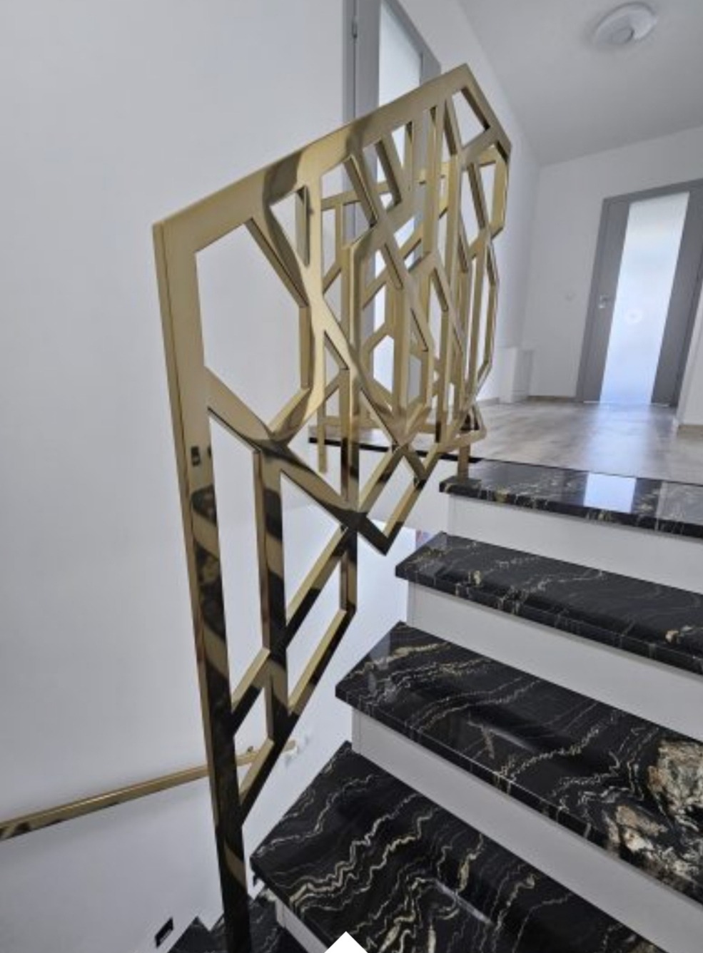 Balustrada z stali nierdzewnej, polerowana i lakierowana na złoto