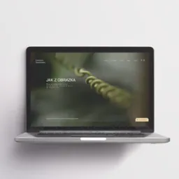 Laptop wyświetlający stronę internetową z motywem roślinnym i tekstem 'Jak z obrazka', z minimalistycznym designem i przyciskiem 'Porozmawiajmy!'