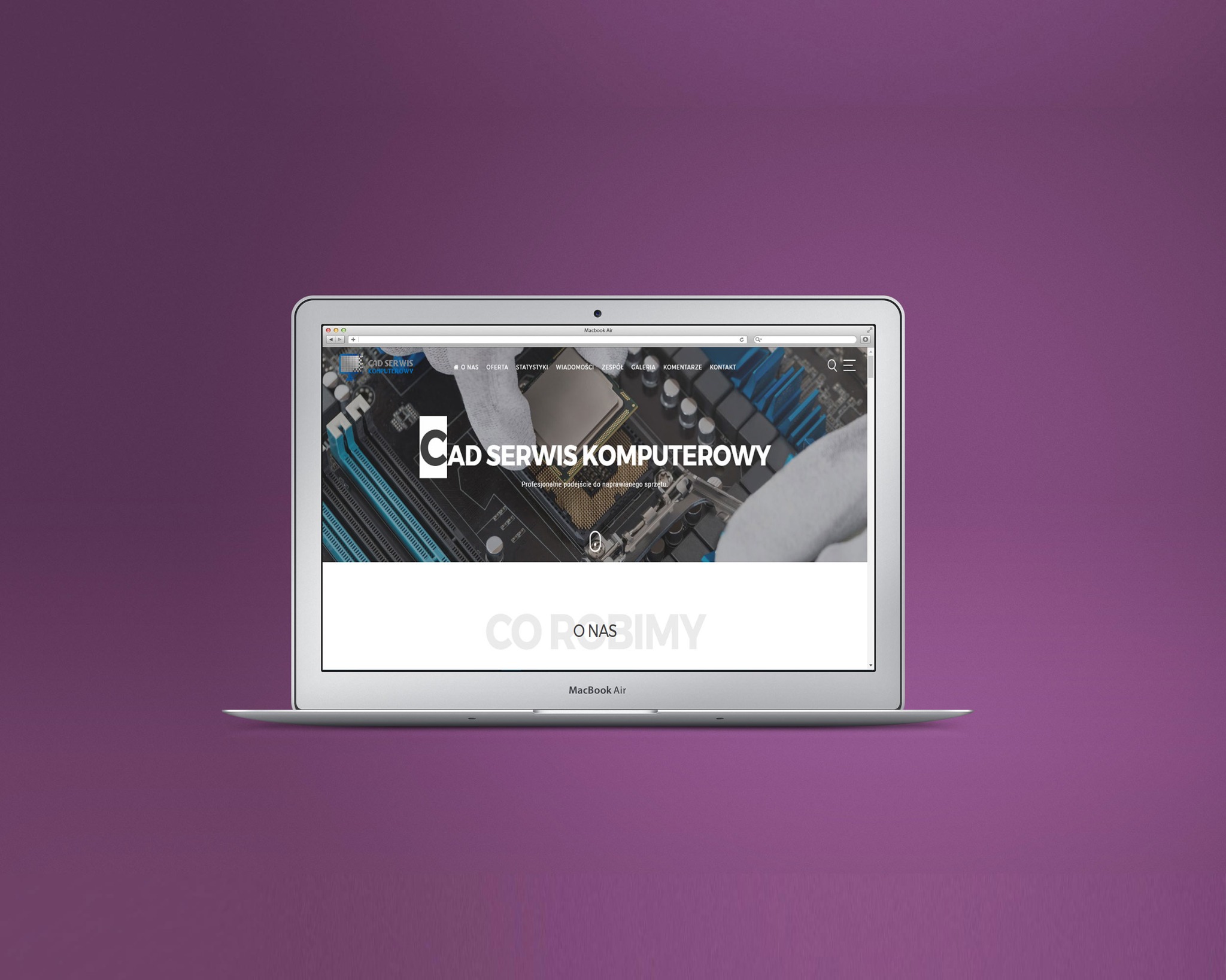 Ekran laptopa Macbook Air wyświetla stronę internetową serwisu komputerowego z logo CAD Serwis Komputerowy na tle płyty głównej. Widoczne menu strony z zakładkami: O Nas, Oferta, Statystyki...