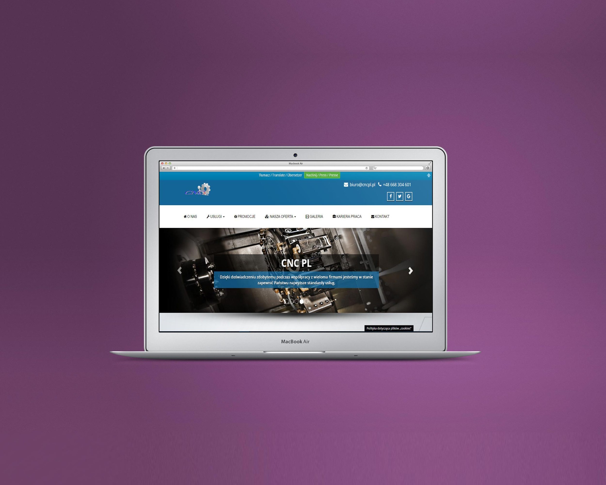 Laptop MacBook Air prezentuje stronę internetową firmy CNC PL z Kluczborka, oferującej usługi obróbki CNC, z widocznym logo, menu nawigacyjnym i sliderem prezentującym detale maszyn CNC.