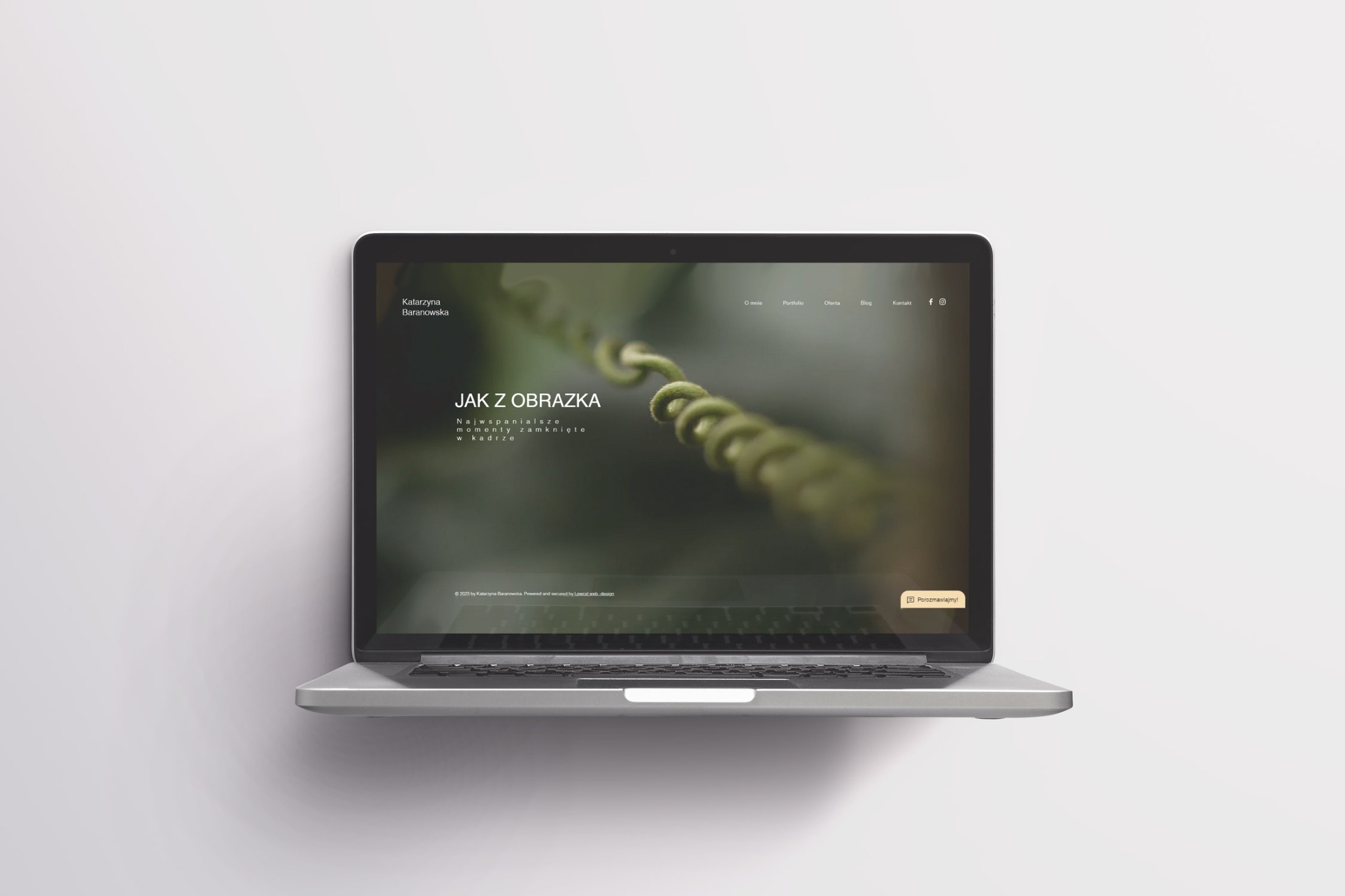 Laptop wyświetlający stronę internetową z motywem roślinnym i tekstem 'Jak z obrazka', z minimalistycznym designem i przyciskiem 'Porozmawiajmy!'
