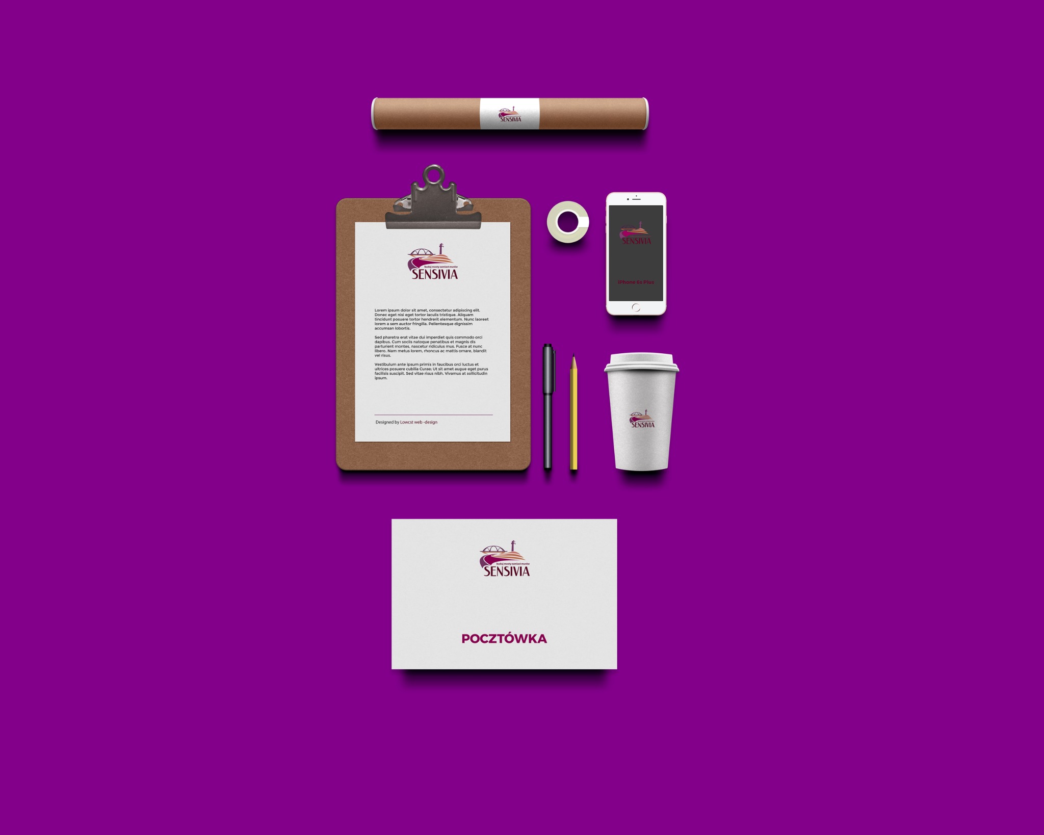 Zestaw identyfikacji wizualnej marki na fioletowym tle: wizytówka z logo, notatnik na klipsie z tekstem, kubek na kawę, smartfon z wyświetlonym logo, tuba z plakatem, ołówek, długopis i taśma klejąca.