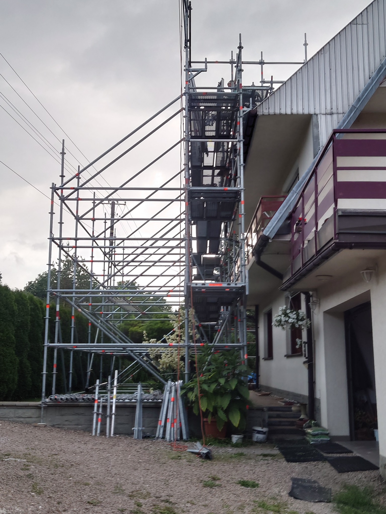 Remont dachu z naszym rusztowaniem którym dysponujemy.