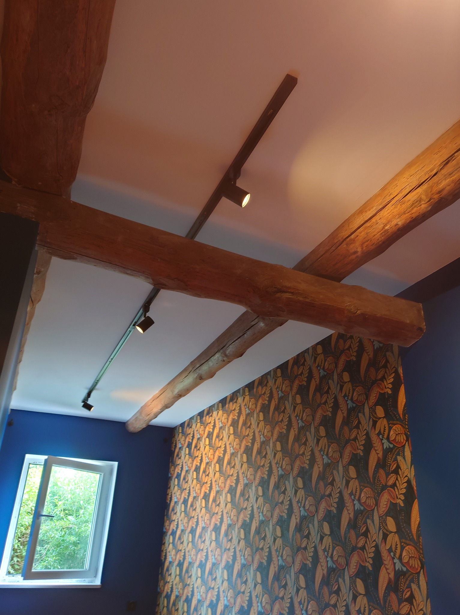 Sufit podwieszony pomiedzy belkami