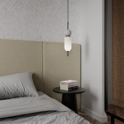 Home by Koja - Nowoczesna sypialnia z szarym łóżkiem, beżowym zagłówkiem, lampką nocną z marmurowymi elementami i okrągłym stolikiem z książkami COLORBLIND.