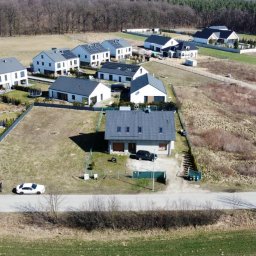 W przypadku przygotowywania oferty sprzedaży domu - mamy możliwość wykonania zdjęć oraz filmu promocyjnego dronem, pokazujący okolicę, co w przypadku tego typu nieruchomości ma bardzo duże znaczenie dla oglądających ogłoszenie. 