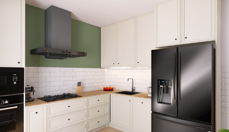 Nowoczesna kuchnia z białymi szafkami, drewnianym blatem, czarną lodówką side-by-side i okapem w kolorze grafitowym na tle oliwkowej ściany.