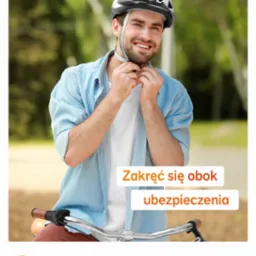 Uśmiechnięty mężczyzna w kasku rowerowym zapina pasek, siedząc na rowerze; materiał marketingowy z hasłem o ubezpieczeniu.