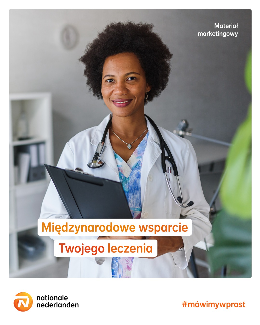 Uśmiechnięta lekarka w białym fartuchu z stetoskopem na szyi, trzymająca czarny segregator, z logo Nationale Nederlanden i hasłem 'Międzynarodowe wsparcie Twojego leczenia'.